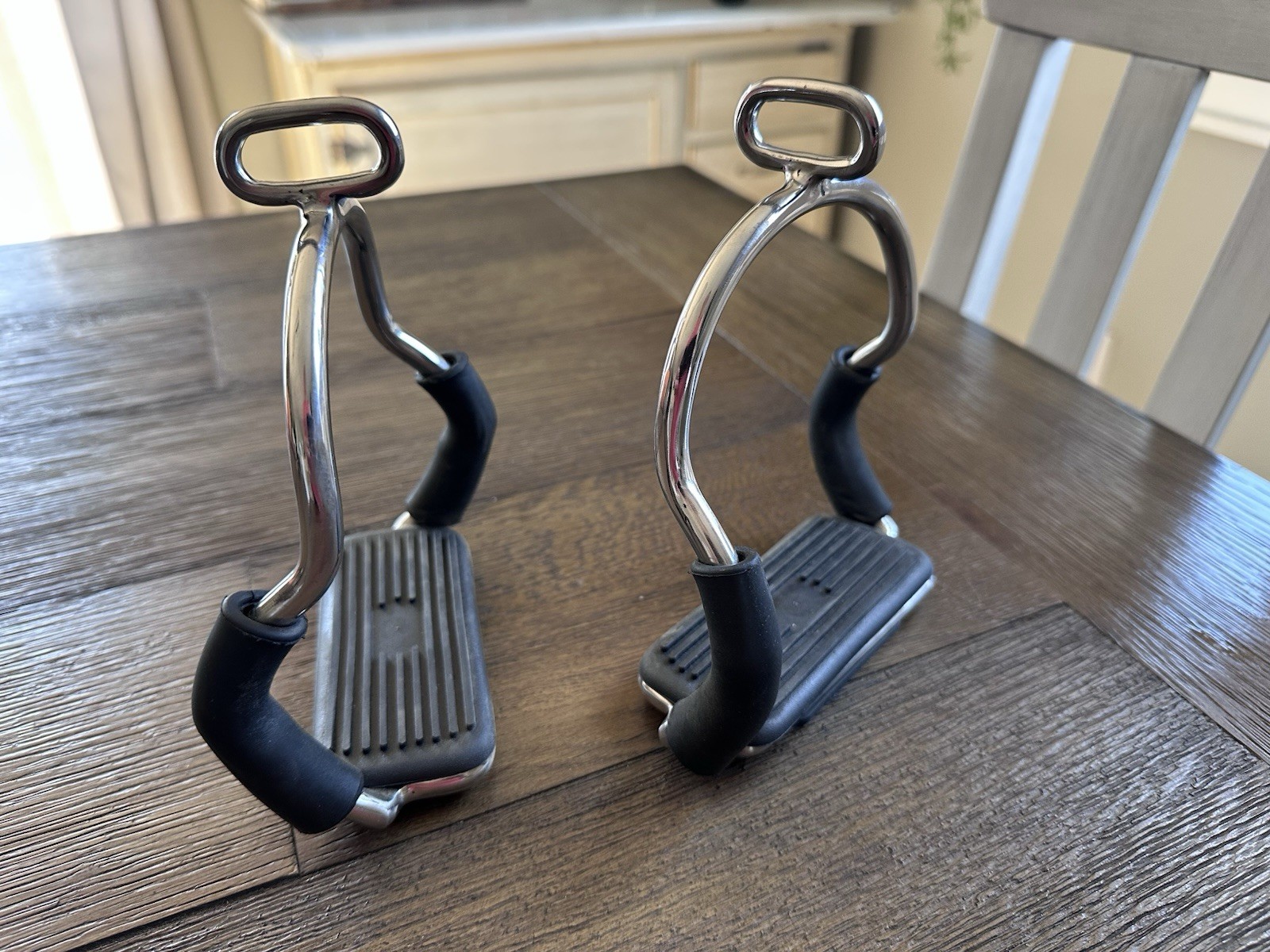 Horse Tack – 4 1/2” Flexible Jointed English Stirrup Irons